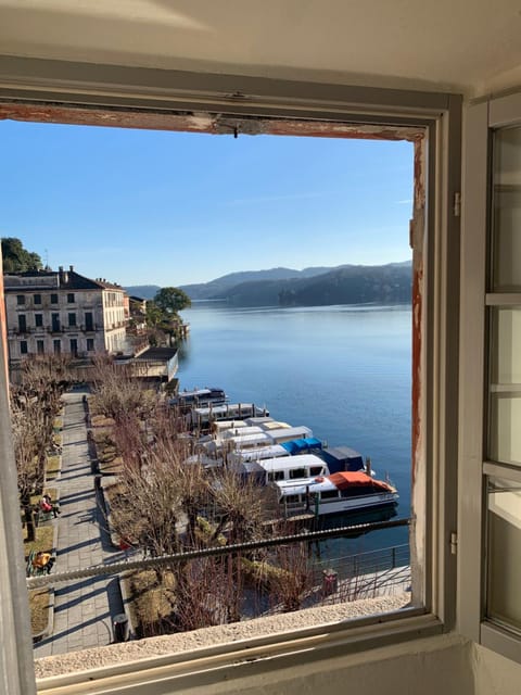 Living room, City view, Lake view