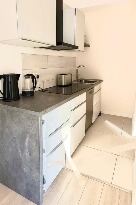 Coffee/tea facilities, Kitchen or kitchenette, stove