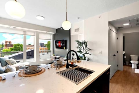 W517 Stylish 1Bd In Heart of Minneapolis, Minutes From Minneapolis Convention Center & US Bank Arena Apartment in Loring Park