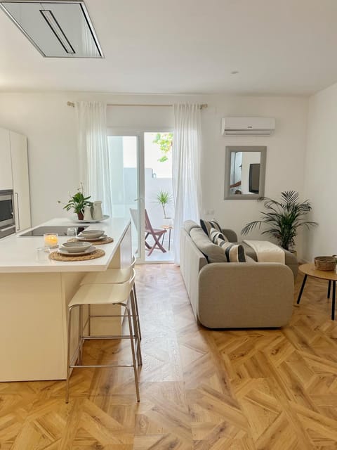 Kitchen or kitchenette, Living room, Seating area, Dining area
