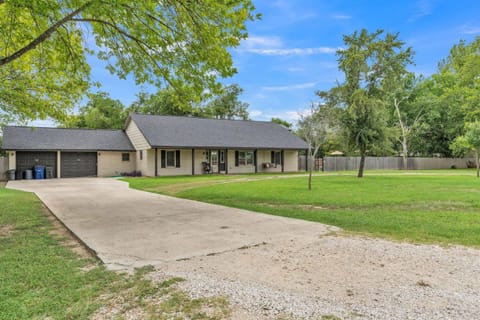 Property building, Facade/entrance, group of guests, Family, Parking