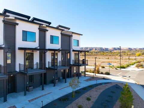 NEW Townhome-River Trail-Las Colonias-Dtown GJ! NO XTRA FEES! House in Grand Junction