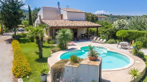 Property building, Patio, Spring, Day, Natural landscape, Garden, Garden view, Pool view, Swimming pool, Swimming pool, sunbed