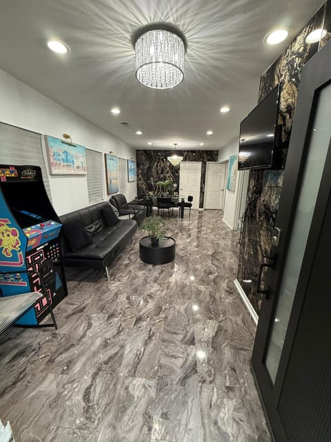 LUXURY VILLA Estate Oasis Villa in Downey