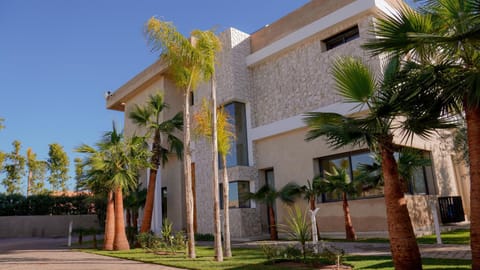 Property building, Facade/entrance, Day, Garden, Garden view