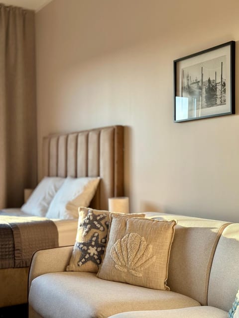 Bed, Living room, Photo of the whole room, Seating area