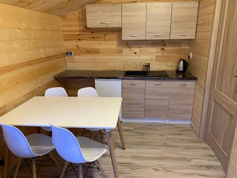 Coffee/tea facilities, Kitchen or kitchenette, Dining area, stove