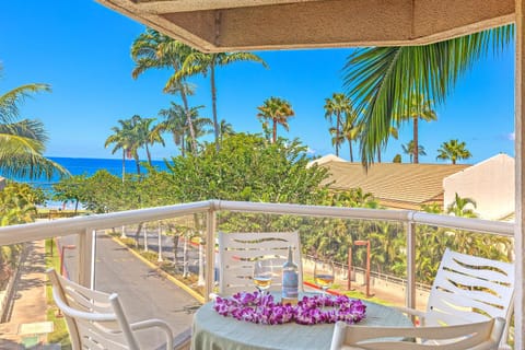 View (from property/room), Balcony/Terrace, Dining area, Beach, Sea view
