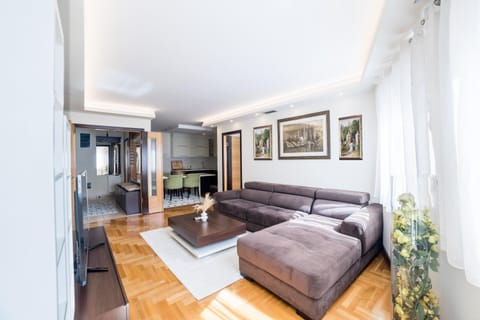 Living room, Photo of the whole room