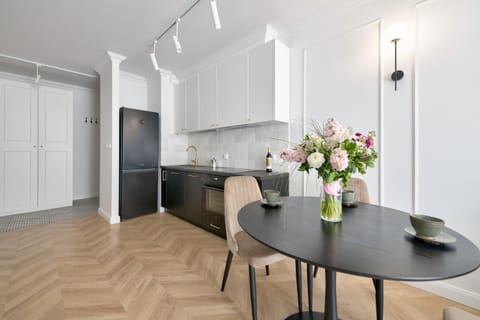 Kitchen or kitchenette, Dining area