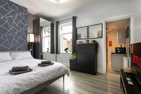 Bed, TV and multimedia, Kitchen or kitchenette, Photo of the whole room, Bedroom, wardrobe