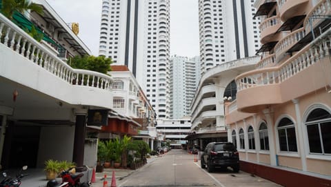 Day, Neighbourhood, City view, Street view, Location, Parking