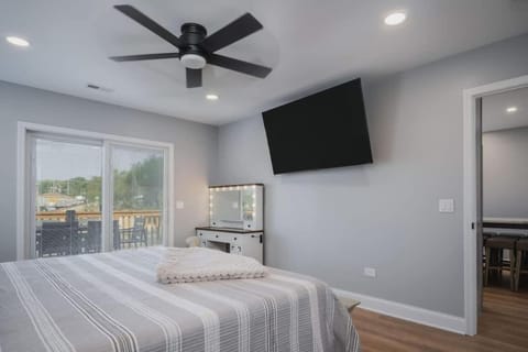 Harbor Clubhouse Modern Waterfront with Hot Tub and Pet Friendly House in Fox Lake