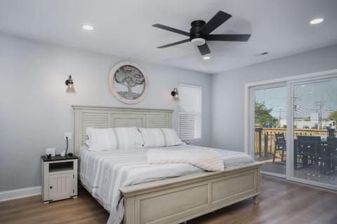 Harbor Clubhouse Modern Waterfront with Hot Tub and Pet Friendly House in Fox Lake