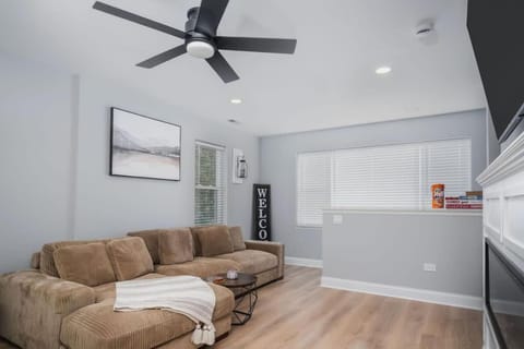 Harbor Clubhouse Modern Waterfront with Hot Tub and Pet Friendly House in Fox Lake