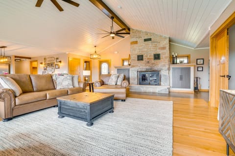 Hot Tub and Trail Access Spacious Stockholm Retreat House in Lake Pepin