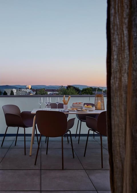 Natural landscape, View (from property/room), Balcony/Terrace, Living room, Seating area, Dining area