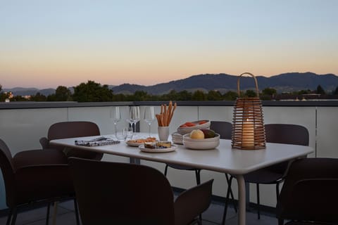 Natural landscape, View (from property/room), Balcony/Terrace, Food and drinks, Dining area, Mountain view