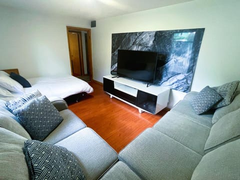 TV and multimedia, Living room, Evening entertainment