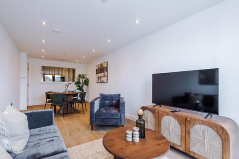 TV and multimedia, Living room, Seating area, Dining area