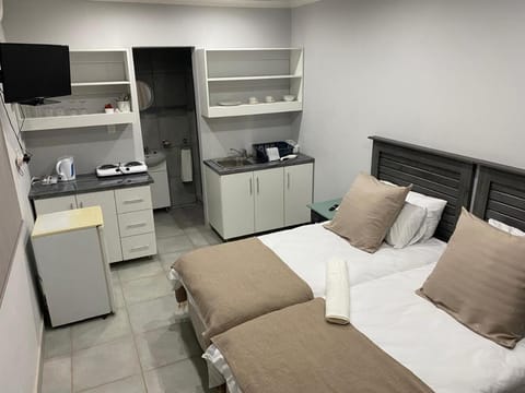 Bed, Kitchen or kitchenette, Photo of the whole room, Bedroom