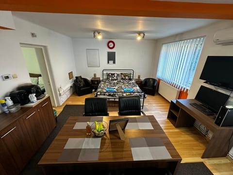 Communal lounge/ TV room, TV and multimedia, Living room, Seating area, Dining area, Evening entertainment