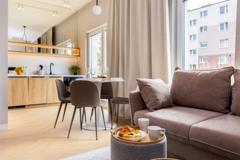 Coffee/tea facilities, Kitchen or kitchenette, Living room, Food and drinks, Seating area, Dining area