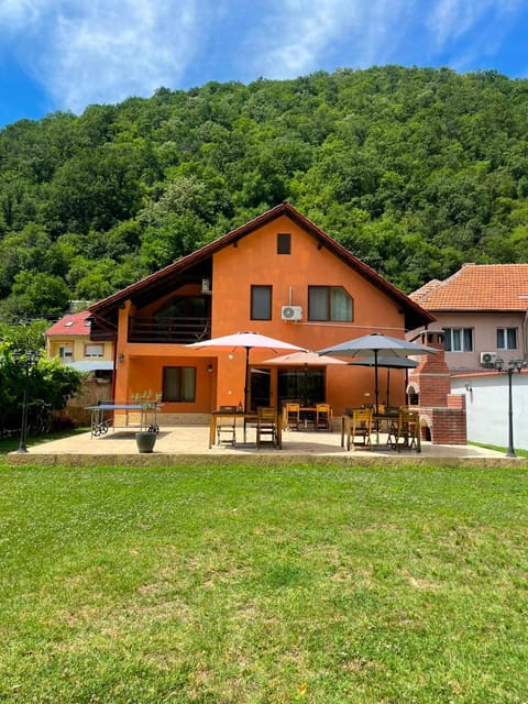 Property building, Day, Natural landscape, Garden, Garden view, Mountain view