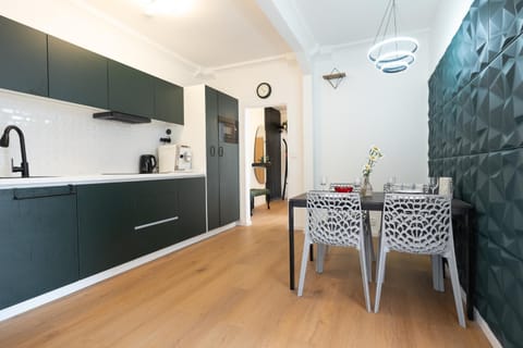 Kitchen or kitchenette, Dining area