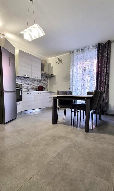 Kitchen or kitchenette, Dining area, dishwasher, minibar, oven, stove