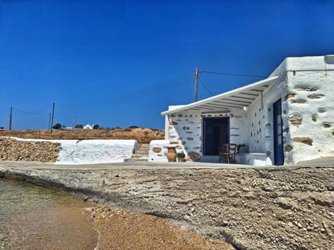 Karnagio - Traditional Seafront House House in Koufonisia