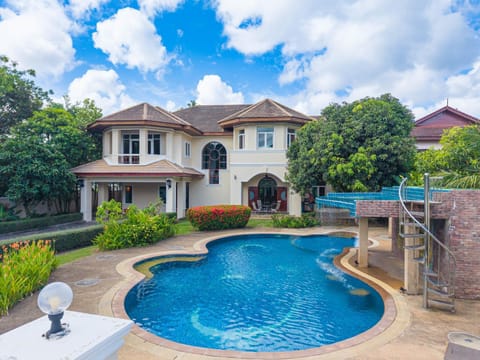 Property building, Garden, Swimming pool