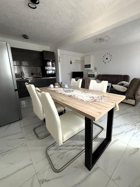 Kitchen or kitchenette, Living room, Seating area, Dining area, pet friendly