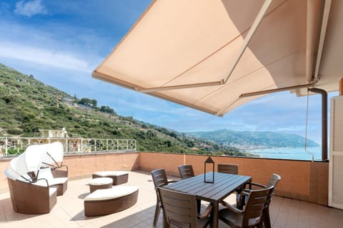 Natural landscape, Balcony/Terrace, Dining area, Sea view
