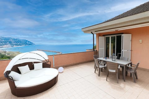 Natural landscape, Balcony/Terrace, Dining area, Sea view