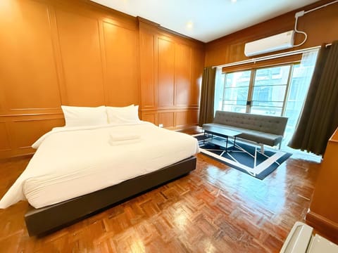 Bed, Living room, Photo of the whole room, Seating area, Bedroom, air conditioner