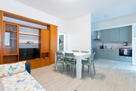 TV and multimedia, Kitchen or kitchenette, Living room, Seating area, Dining area, oven, stove