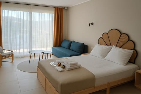 Bed, Living room, Photo of the whole room, Seating area