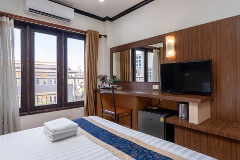 Bed, TV and multimedia, Bedroom