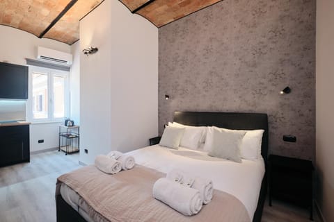 Bed, TV and multimedia, Photo of the whole room, Bedroom, towels, air conditioner