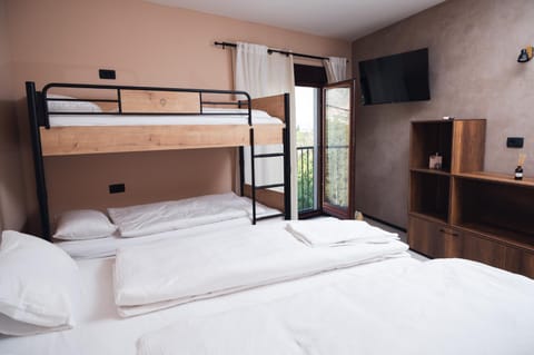 Bed, TV and multimedia, Photo of the whole room