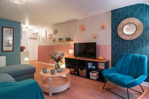 Communal lounge/ TV room, Living room, Seating area