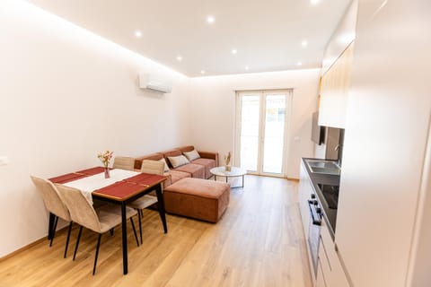 TV and multimedia, Kitchen or kitchenette, Living room, Dining area, air conditioner