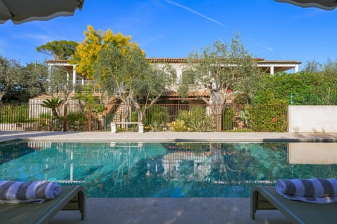 Swimming pool, sunbed