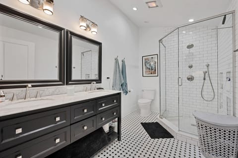 Wicker Park 6bd 4ba, Steps from CTA, Parking Incl home House in Wicker Park