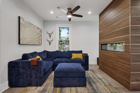 Wicker Park 6bd 4ba, Steps from CTA, Parking Incl home House in Wicker Park