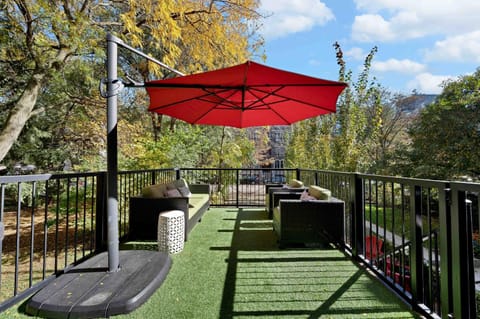 Wicker Park 6bd 4ba, Steps from CTA, Parking Incl home House in Wicker Park