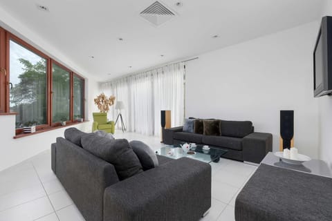 TV and multimedia, Living room, Seating area, Evening entertainment