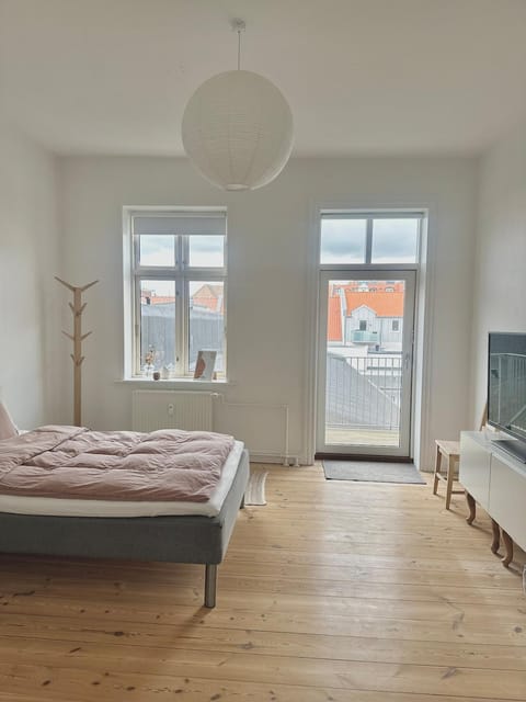 City center apartment with balcony and private parking Apartment in Aalborg