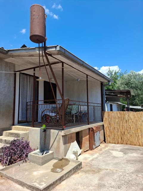 Shower, Property building, Day, Garden, Balcony/Terrace, Garden view